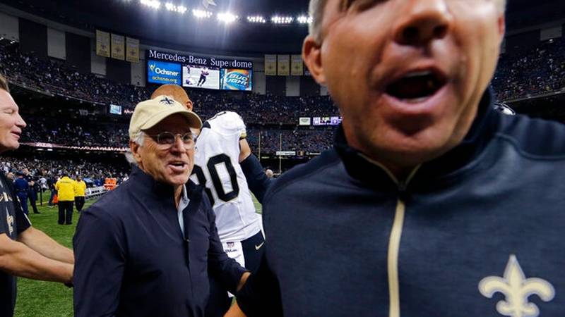 New Orleans Saints head coach Sean Payton, right, shakes hands with musician Jimmy Buffett,...