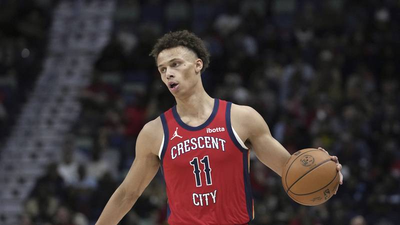 New Orleans Pelicans guard Dyson Daniels (11) moves the ball down court in the first half of an...